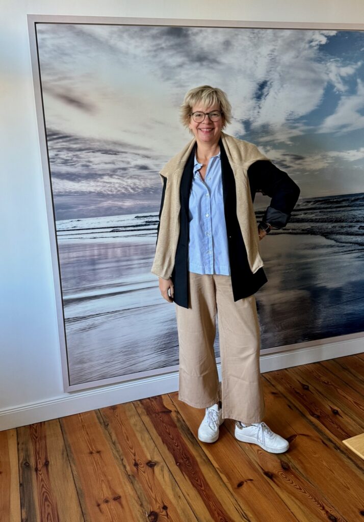 Outfitinspirationen-Sommer, Herbst und dazwischen-lifewithaglow-Hose Karamell-Hemnd blau weiß gestreift-Blazer Nadelstreifen-Strickjacke beige-Sneaker