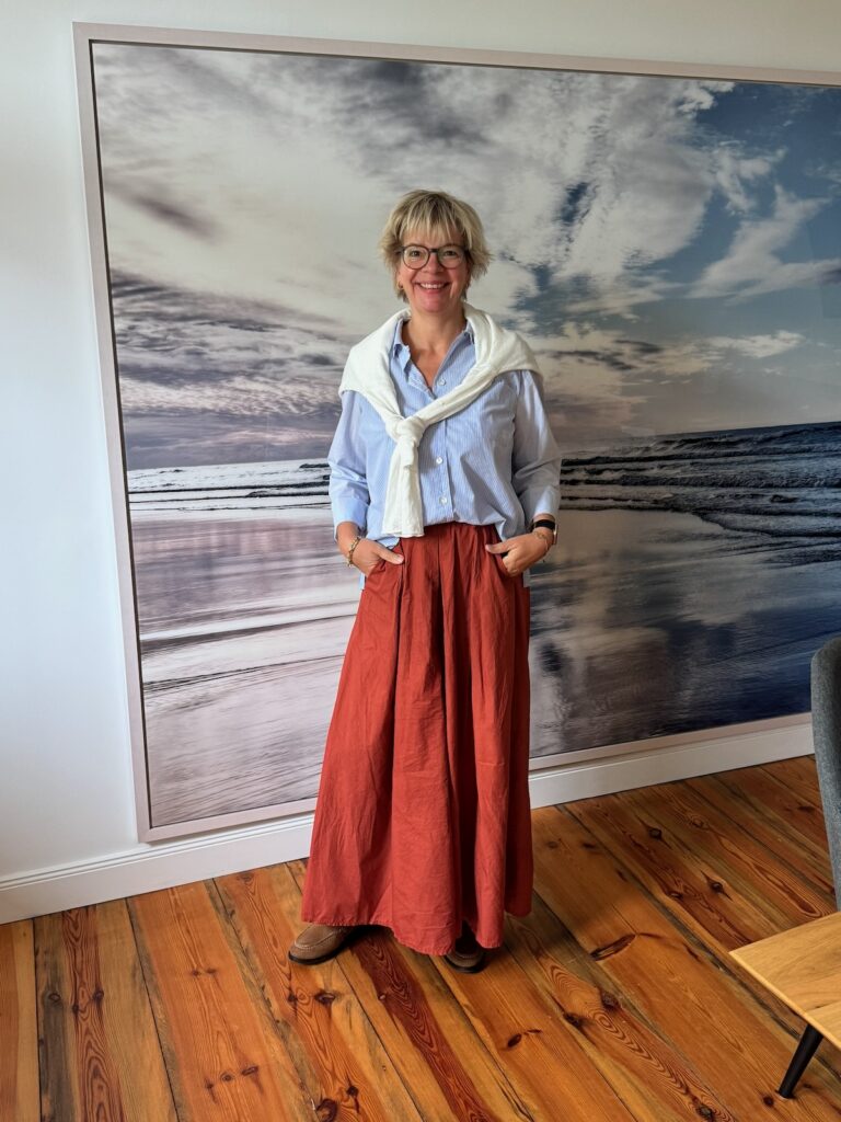 Outfitinspirationen-Sommer, Herbst und dazwischen-lifewithaglow-Hose wie und rostrot-Hemd blau weiße gestreift-Jeansjacke-Loafer dunkles Tape Wildleder