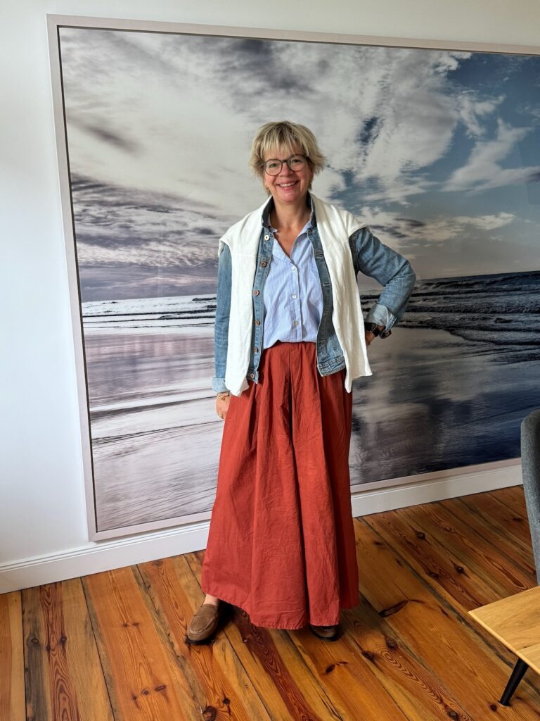 Outfitinspirationen-Sommer, Herbst und dazwischen-lifewithaglow-Hose wie und rostrot-Hemd blau weiße gestreift-Jeansjacke-Loafer dunkles Tape Wildleder