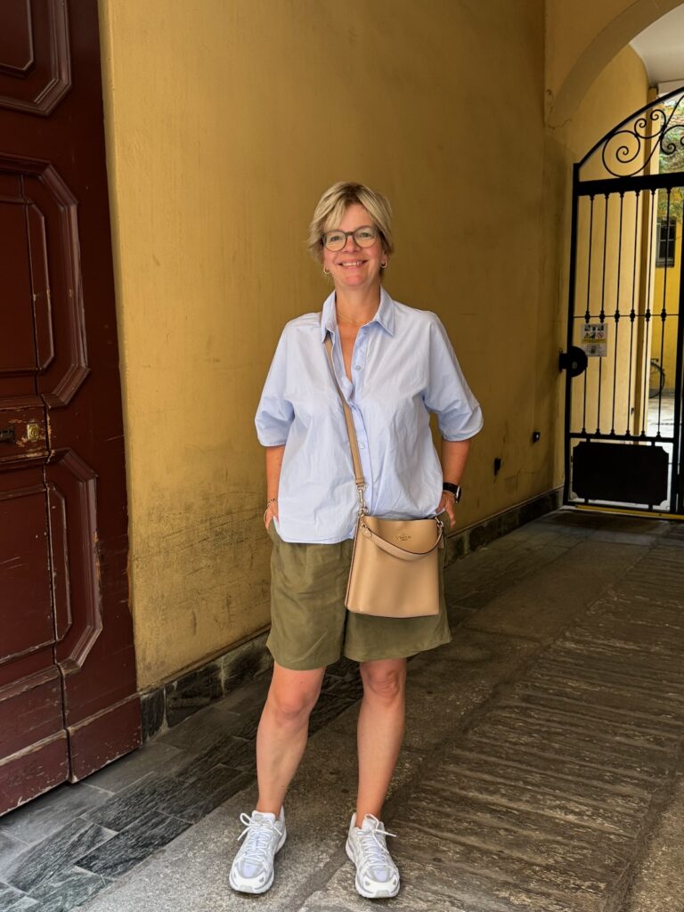 Outfitinspirationen-Sommer, Herbst und dazwischen-lifewithaglow-Shorts Khaki-Bluse Kurzarm hellblau-speaker