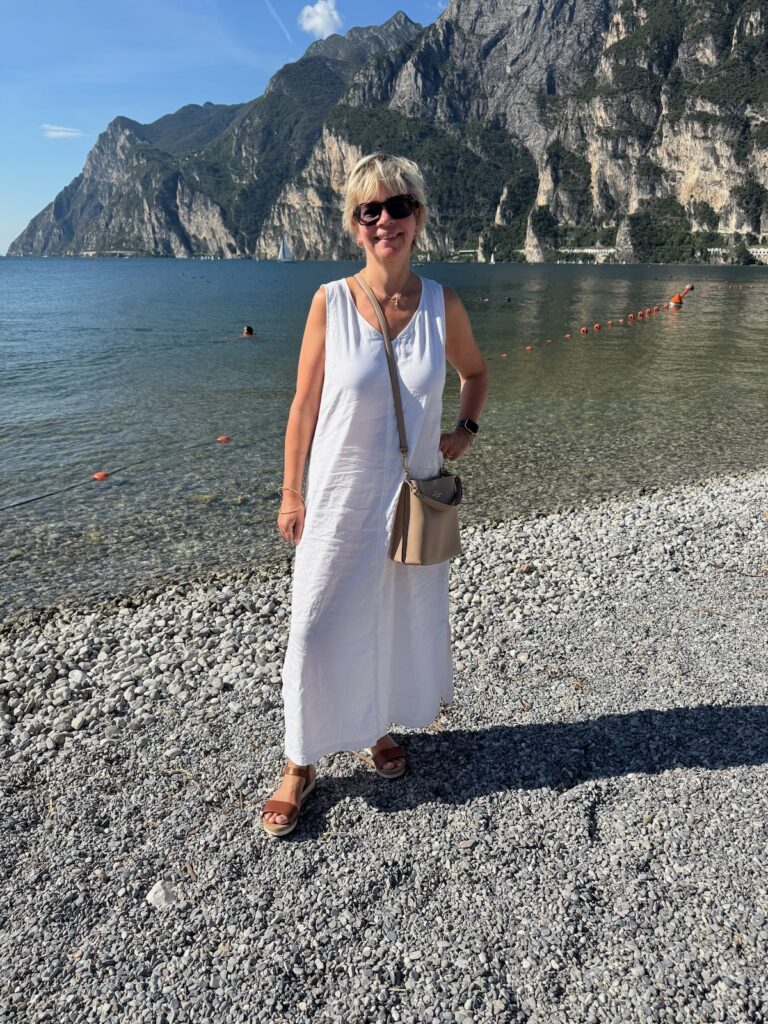 Outfitinspirationen-Sommer, Herbst und dazwischen-lifewithaglow-weißes Sommerkleid Maxi-Sandalen cognac