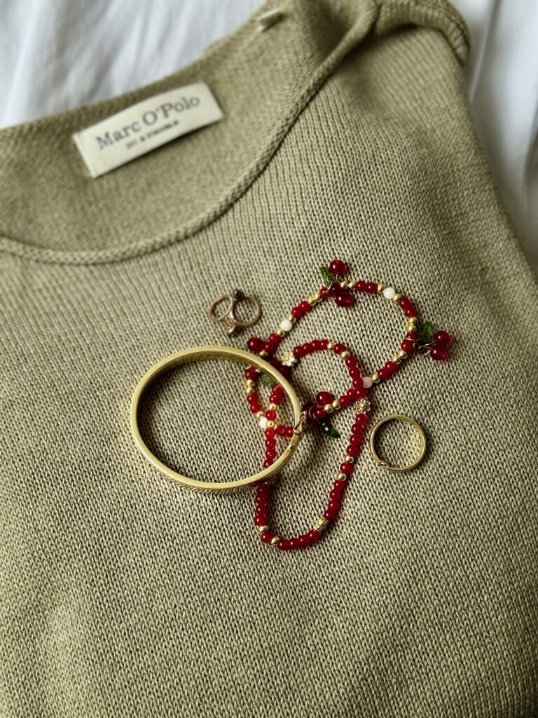 Outfitinspirationen-Sommer, Herbst und dazwischen-lifewithaglow-weiße Jeans-Pulli helles oliv-schwarzer Blazer-Ballerina-Armbänder Pera Schmuckmanufaktur
