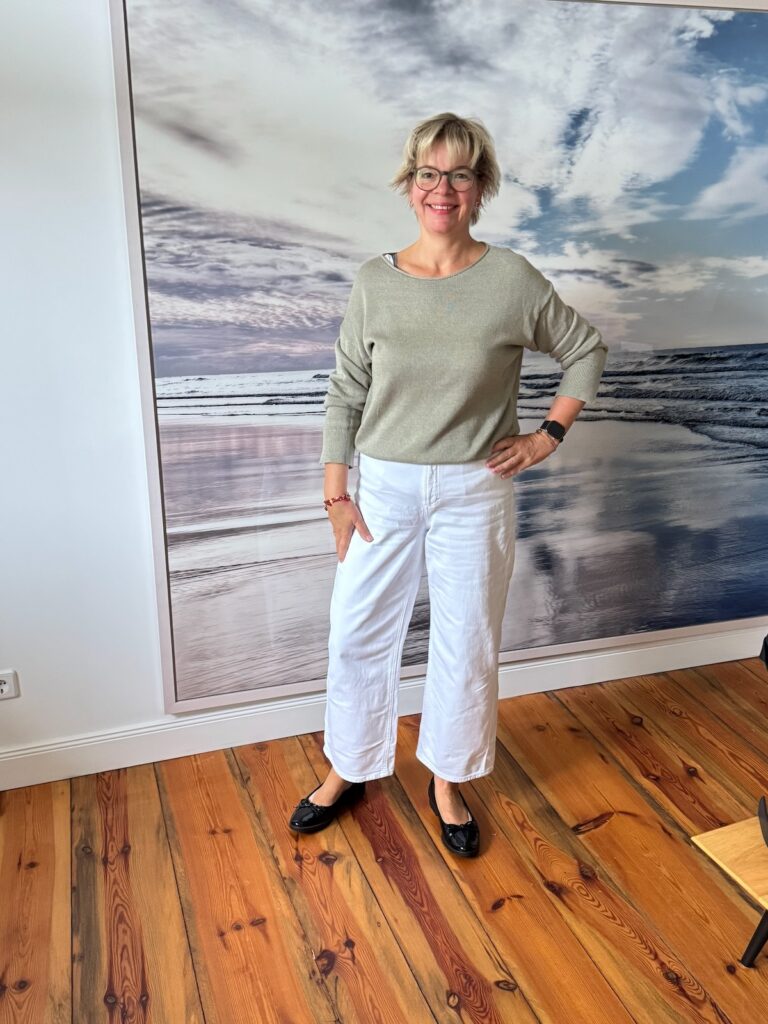 Outfitinspirationen-Sommer, Herbst und dazwischen-lifewithaglow-weiße Jeans-Pulli helles oliv-schwarzer Blazer-Ballerina-Armbänder Pera Schmuckmanufaktur