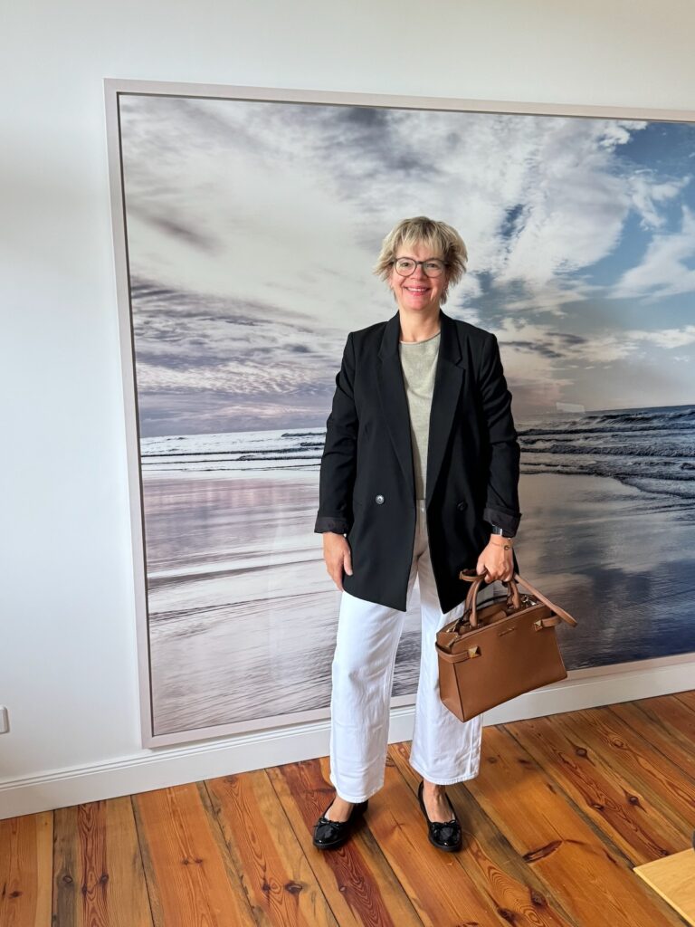 Outfitinspirationen-Sommer, Herbst und dazwischen-lifewithaglow-weiße Jeans-Pulli helles oliv-schwarzer Blazer-Ballerina-Armbänder Pera Schmuckmanufaktur