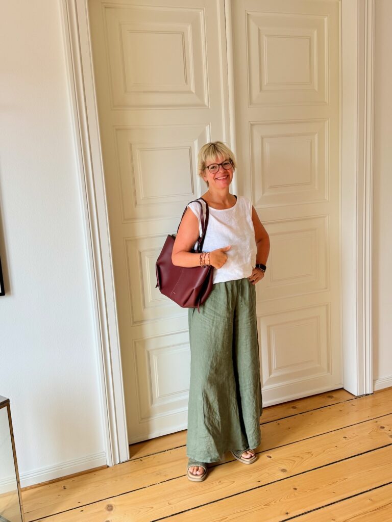 Outfitinspirationen-Sommerlooks im Übergang-lifewithaglow- Armbänder Pera Schmuckmanufaktur- Tasche black cherry Polène-grüen Leinenhose weit-weißes Leinenblusentop
