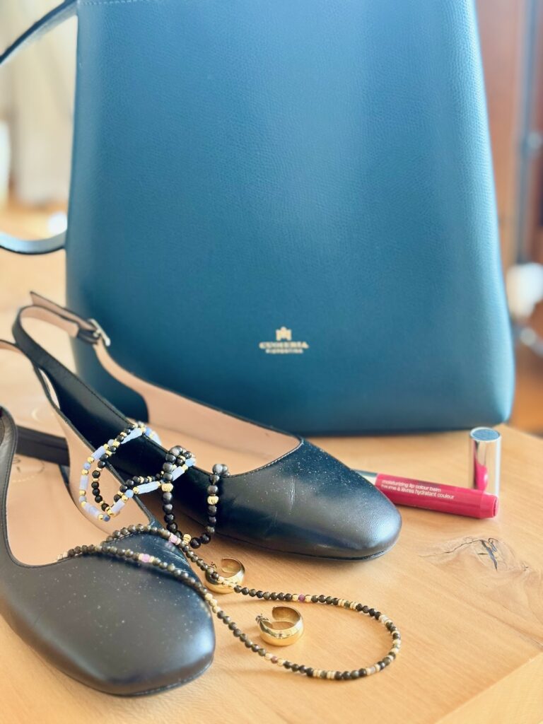 Outfitinspirationen-Sommerlooks im Übergang-lifewithaglow- Armbänder Pera Schmuckmanufaktur- Slingbakcs schwarz-Bucket Bag petrol