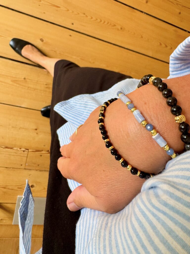 Outfitinspirationen-Sommerlooks im Übergang-lifewithaglow- Armbänder Pera Schmuckmanufaktur- Slingbacks schwarz-Bucket Bag petrol-schwarzes Shirtkleid ärmellos-leichtes Hemd blau weiß gestreift 