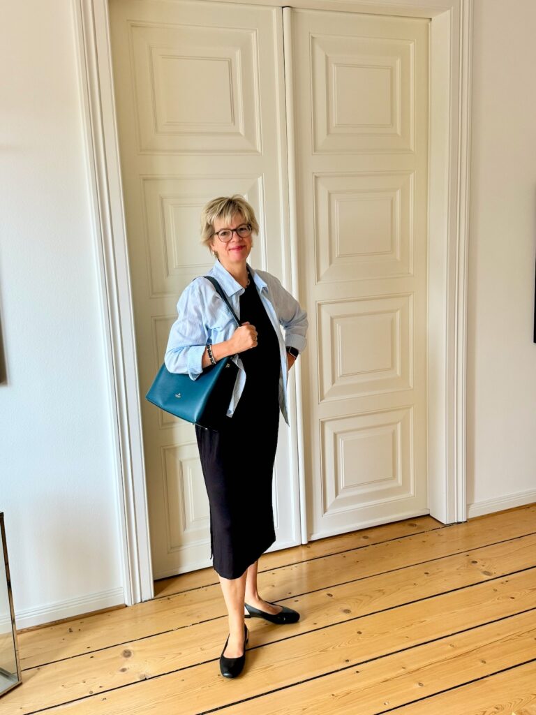 Outfitinspirationen-Sommerlooks im Übergang-lifewithaglow- Armbänder Pera Schmuckmanufaktur- Slingbacks schwarz-Bucket Bag petrol-schwarzes Shirtkleid ärmellos-leichtes Hemd blau weiß gestreift 