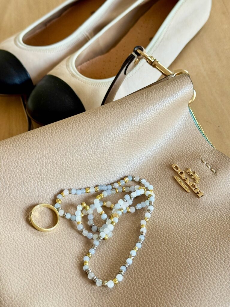 Outfitinspirationen-Sommerlooks im Übergang-lifewithaglow- Armbänder Pera Schmuckmanufaktur- Two Tone Ballerinas- Bucket BAg klein beige