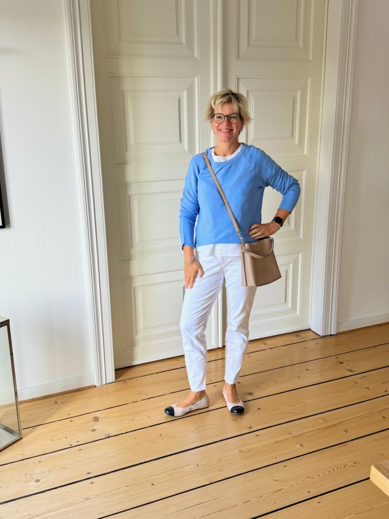 Outfitinspirationen-Sommerlooks im Übergang-lifewithaglow- Armbänder Pera Schmuckmanufaktur- Two Tone Ballerinas- Bucket BAg klein beige-weiße Chino cropped-Leinenblusentop weiße-Pullover mittelblau 