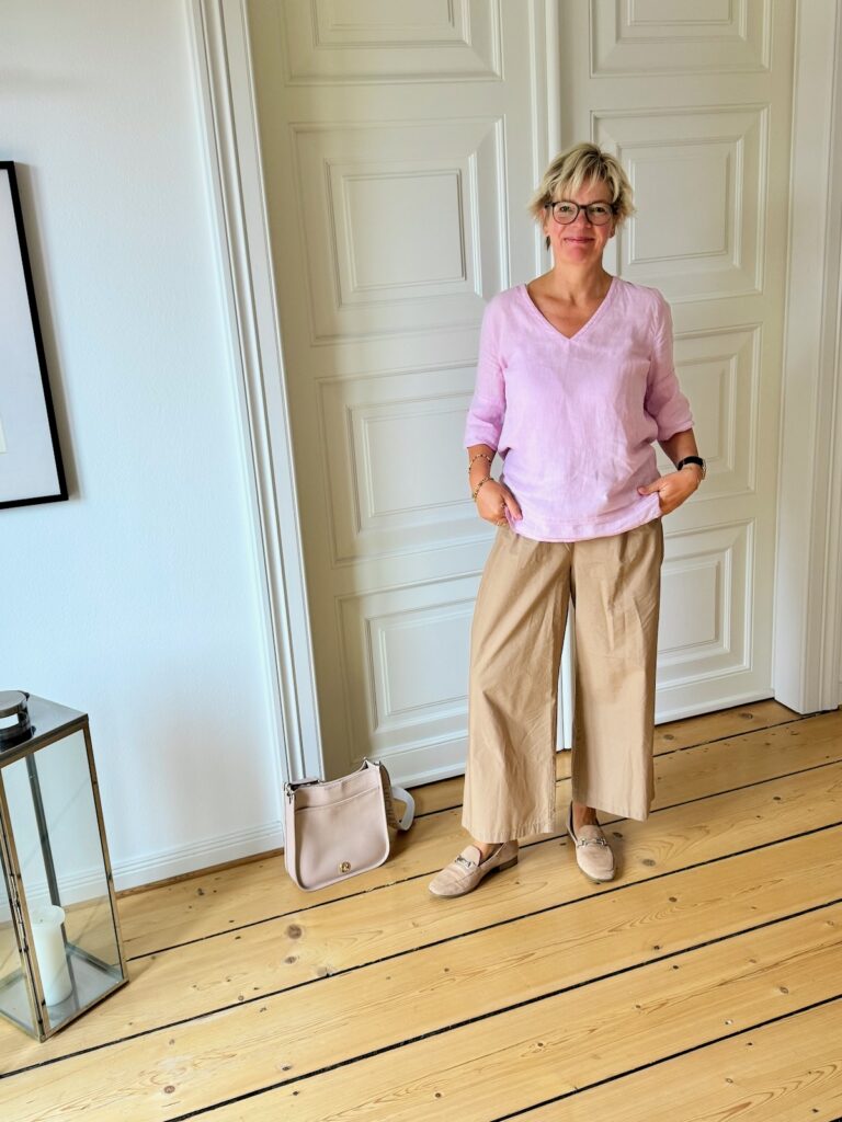Outfitinspirationen-Sommerlooks im Übergang-lifewithaglow- Armbänder Pera Schmuckmanufaktur- Loafer beige-rosa Tasche-rosa Leinenbluse Trompetenärmel-beige weite Hose