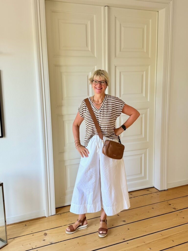 Outfitinspirationen-Sommerlooks im Übergang-lifewithaglow- Armbänder Pera Schmuckmanufaktur- Sandalen in camel-Tasche in Camel-weite Hose crem-Streifenhirt in braun weiße