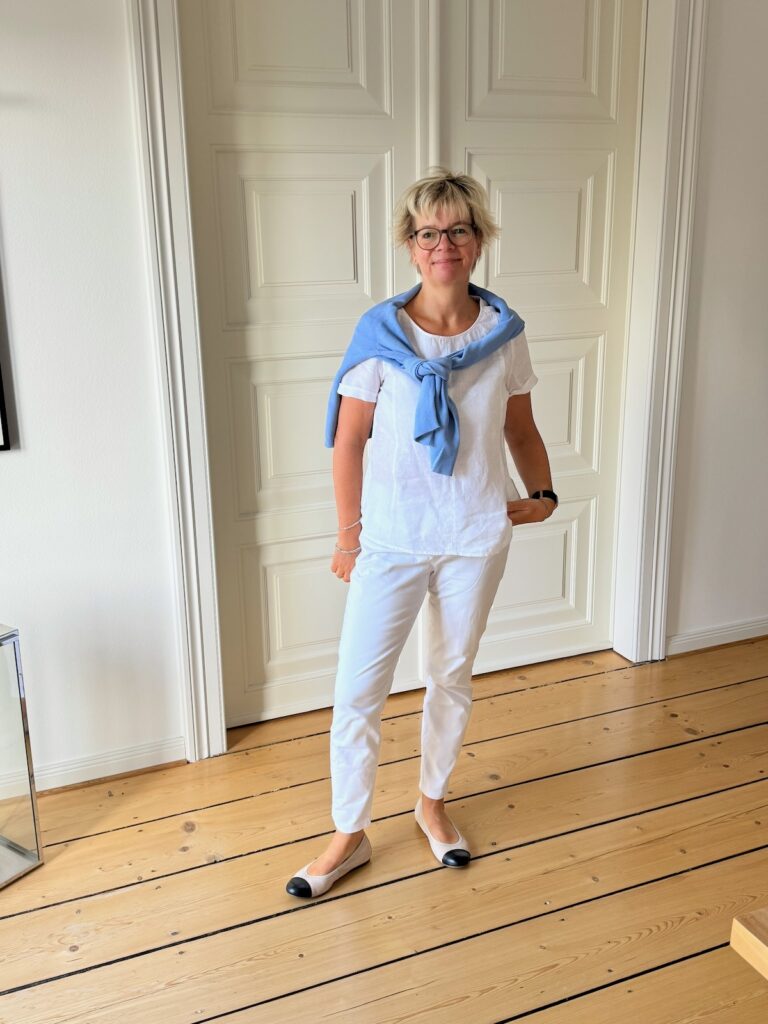 Outfitinspirationen-Sommerlooks im Übergang-lifewithaglow- Armbänder Pera Schmuckmanufaktur- Two Tone Ballerinas- Bucket BAg klein beige-weiße Chino cropped-Leinenblusentop weiße-Pullover mittelblau 