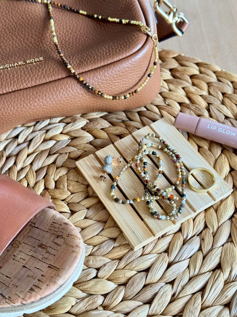 Outfitinspirationen-Sommerlooks im Übergang-lifewithaglow- Armbänder Pera Schmuckmanufaktur- Sandalen in camel-Tasche in Camel