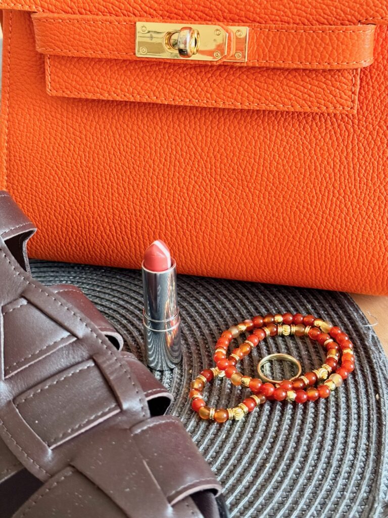 Outfitinspirationen-Sommerlooks im Übergang-lifewithaglow- Armbänder Pera Schmuckmanufaktur- Fisherman Sandalen-orangefarbene Tasche