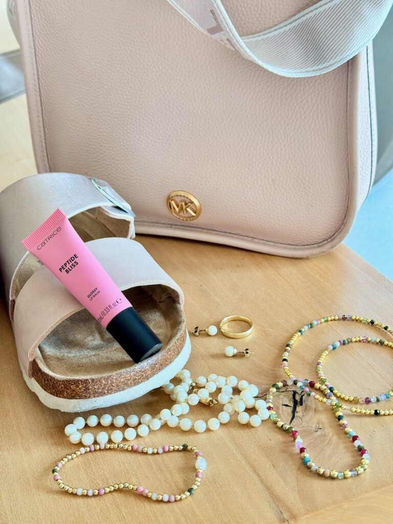 Outfitinspirationen-Sommerlooks im Übergang-lifewithaglow- Armbänder Pera Schmuckmanufaktur- rosa Pantoletten-rosa Tasche