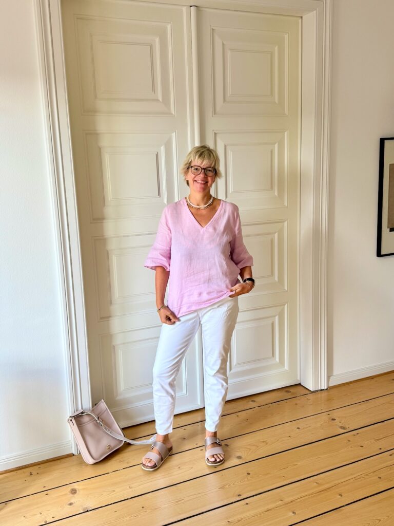 Outfitinspirationen-Sommerlooks im Übergang-lifewithaglow- Armbänder Pera Schmuckmanufaktur- rosa Pantoletten-rosa Tasche- weiße Chino cropped-rosa Leinenbluse Trompetenärmel