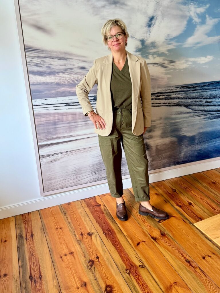 Outfitinspirationen-Übergangslooks-zwischen Sommer und Herbst-lifewithaglow-khaki Barrel Leg Hose-khaki T-Shirt V Ausschnitt -beiger Blazer-braune Loafer Outfitinspirationen-Übergangslooks-zwischen Sommer und Herbst-lifewithaglow-khaki Barrel Leg Hose-khaki T-Shirt V Ausschnitt -beiger Blazer-braune Loafer