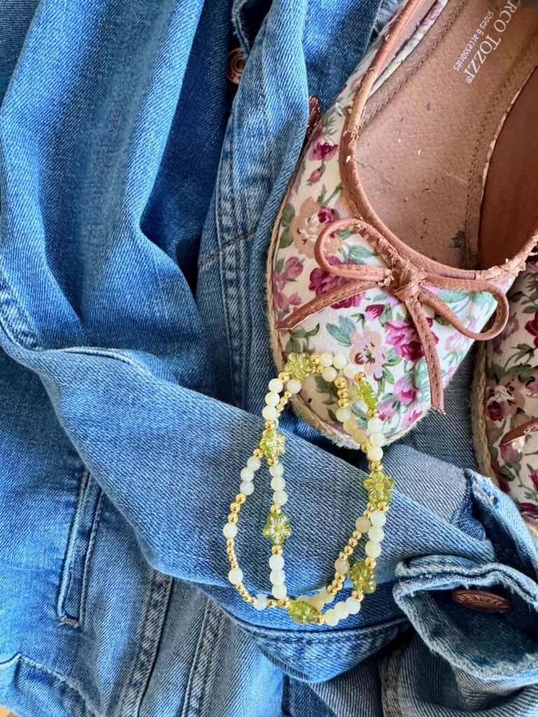 Outfitinspirationen-Übergangslooks-zwischen Sommer und Herbst-lifewithaglow-Cargorock beige-olivT-Shirt- Jeansjacke-Ballerinas geblümt-Armbänder Pera Schmuckmanufaktur Outfitinspirationen-Übergangslooks-zwischen Sommer und Herbst-lifewithaglow-Cargorock beige-olivT-Shirt- Jeansjacke-Ballerinas geblümt-Armbänder Pera Schmuckmanufaktur