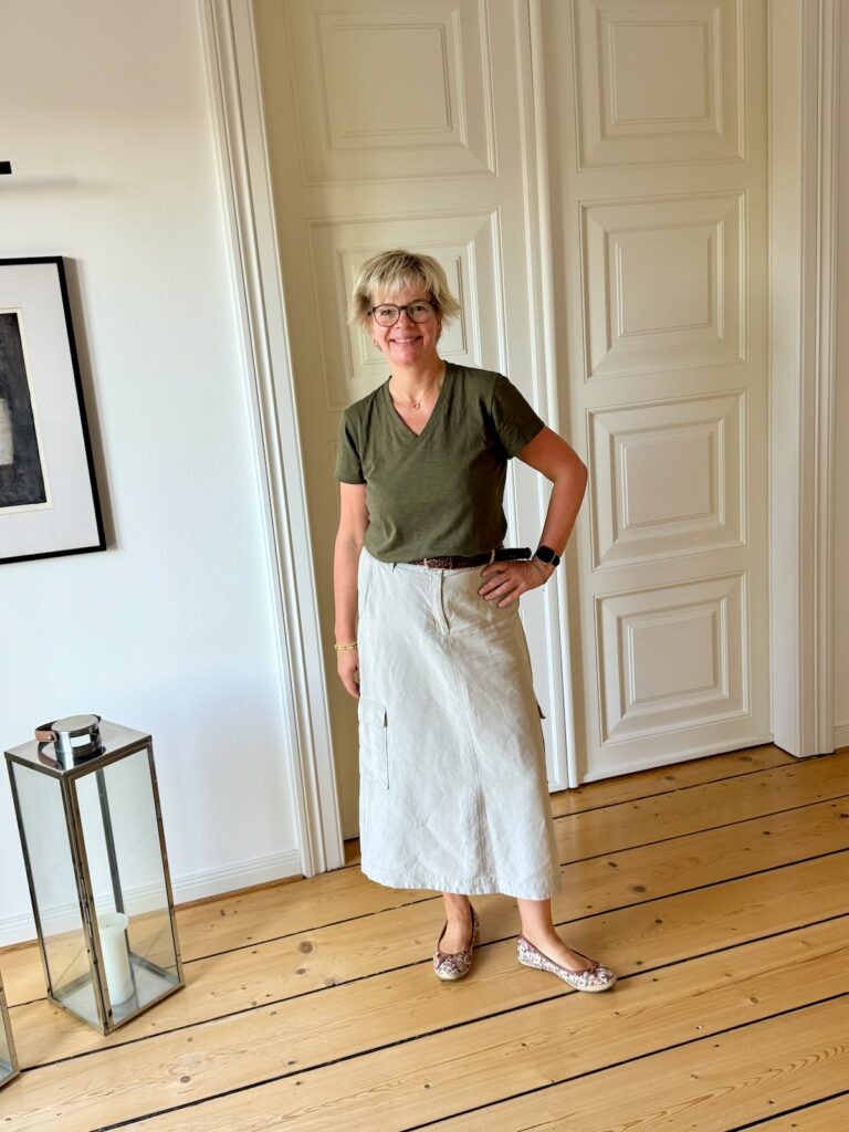 Outfitinspirationen-Übergangslooks-zwischen Sommer und Herbst-lifewithaglow-Cargorock beige-olivT-Shirt- Jeansjacke-Ballerinas geblümt-Armbänder Pera Schmuckmanufaktur Outfitinspirationen-Übergangslooks-zwischen Sommer und Herbst-lifewithaglow-Cargorock beige-olivT-Shirt- Jeansjacke-Ballerinas geblümt-Armbänder Pera Schmuckmanufaktur