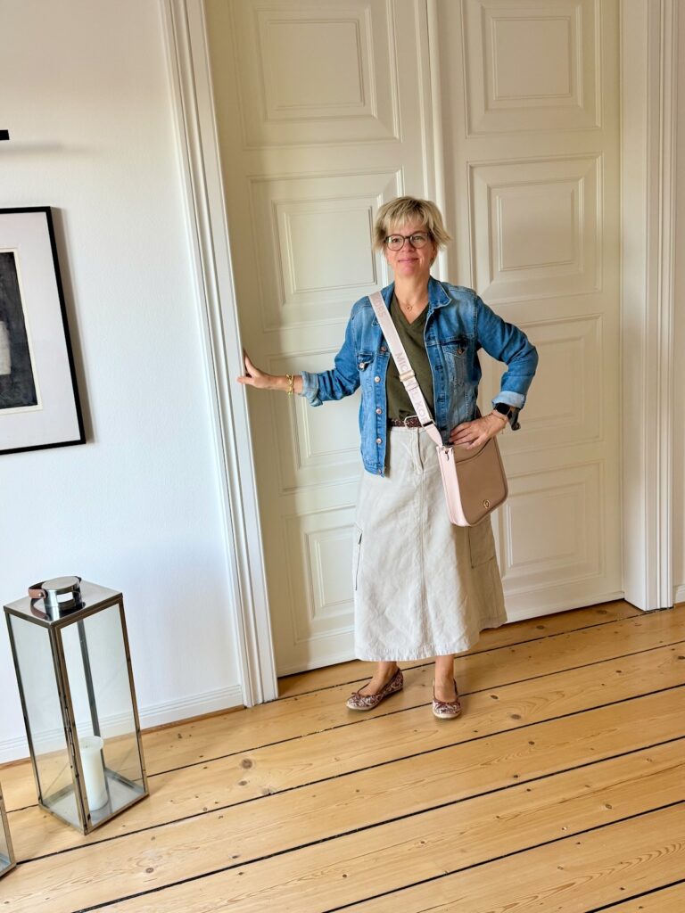 Outfitinspirationen-Übergangslooks-zwischen Sommer und Herbst-lifewithaglow-Cargorock beige-olivT-Shirt- Jeansjacke-Ballerinas geblümt-Armbänder Pera Schmuckmanufaktur Outfitinspirationen-Übergangslooks-zwischen Sommer und Herbst-lifewithaglow-Cargorock beige-olivT-Shirt- Jeansjacke-Ballerinas geblümt-Armbänder Pera Schmuckmanufaktur