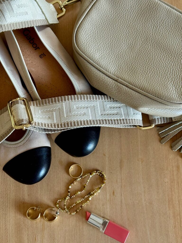 Outfitinspirationen-Übergangslooks-zwischen Sommer und Herbst-lifewithaglow-Skinny Jeans grau-Leinenhemd beige-Ballerina Two Tone Outfitinspirationen-Übergangslooks-zwischen Sommer und Herbst-lifewithaglow-Skinny Jeans grau-Leinenhemd beige-Ballerina Two Tone