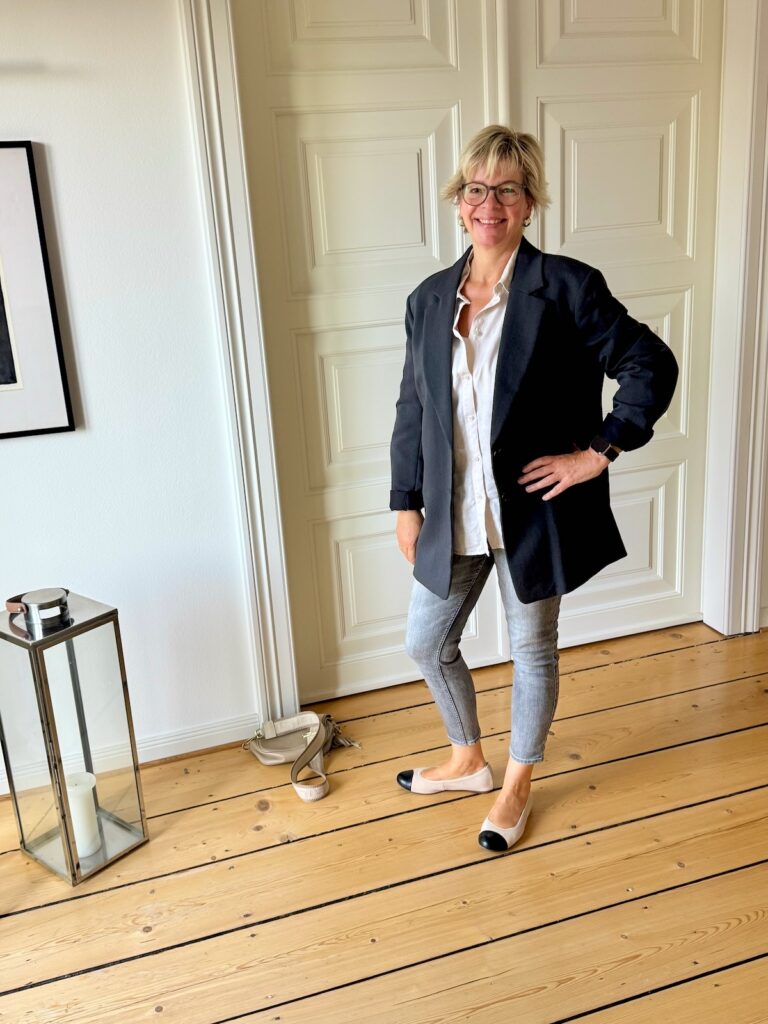 Outfitinspirationen-Übergangslooks-zwischen Sommer und Herbst-lifewithaglow-Skinny Jeans grau-Leinenhemd beige-Ballerina Two Tone Outfitinspirationen-Übergangslooks-zwischen Sommer und Herbst-lifewithaglow-Skinny Jeans grau-Leinenhemd beige-Ballerina Two Tone
