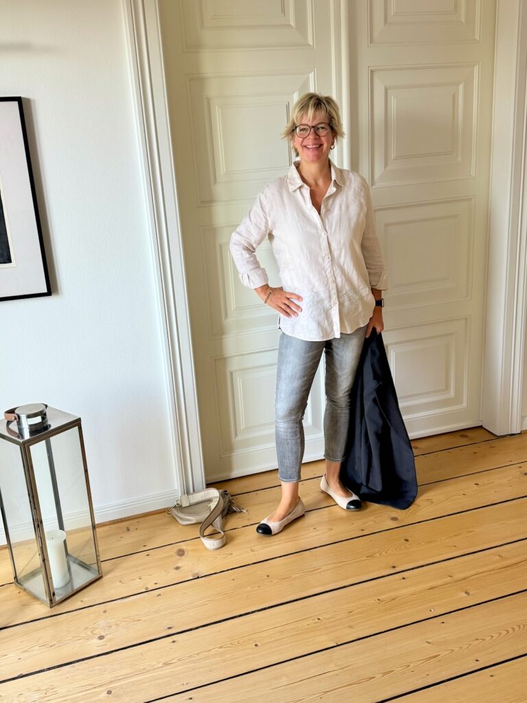 Outfitinspirationen-Übergangslooks-zwischen Sommer und Herbst-lifewithaglow-Skinny Jeans grau-Leinenhemd beige-Ballerina Two Tone Outfitinspirationen-Übergangslooks-zwischen Sommer und Herbst-lifewithaglow-Skinny Jeans grau-Leinenhemd beige-Ballerina Two Tone