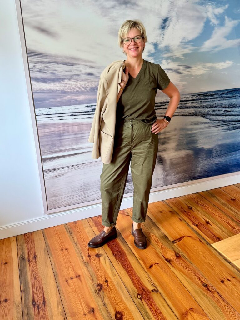 Outfitinspirationen-Übergangslooks-zwischen Sommer und Herbst-lifewithaglow-khaki Barrel Leg Hose-khaki T-Shirt V Ausschnitt -beiger Blazer-braune Loafer Outfitinspirationen-Übergangslooks-zwischen Sommer und Herbst-lifewithaglow-khaki Barrel Leg Hose-khaki T-Shirt V Ausschnitt -beiger Blazer-braune Loafer