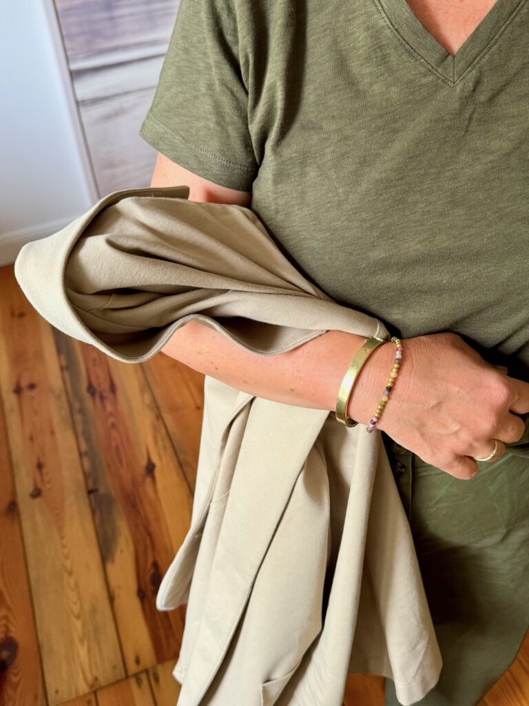 Outfitinspirationen-Übergangslooks-zwischen Sommer und Herbst-lifewithaglow-khaki Barrel Leg Hose-khaki T-Shirt V Ausschnitt -beiger Blazer-braune Loafer Outfitinspirationen-Übergangslooks-zwischen Sommer und Herbst-lifewithaglow-khaki Barrel Leg Hose-khaki T-Shirt V Ausschnitt -beiger Blazer-braune Loafer