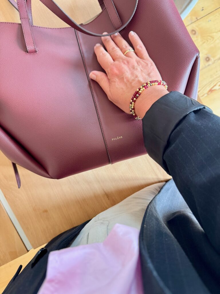 Outfitinspirationen-Übergangslooks-zwischen Sommer und Herbst-lifewithaglow-Cargorock beige-Bluse pink-Blazer Pinstripes blau- Loafer schwarz Outfitinspirationen-Übergangslooks-zwischen Sommer und Herbst-lifewithaglow-Cargorock beige-Bluse pink-Blazer Pinstripes blau- Loafer schwarz