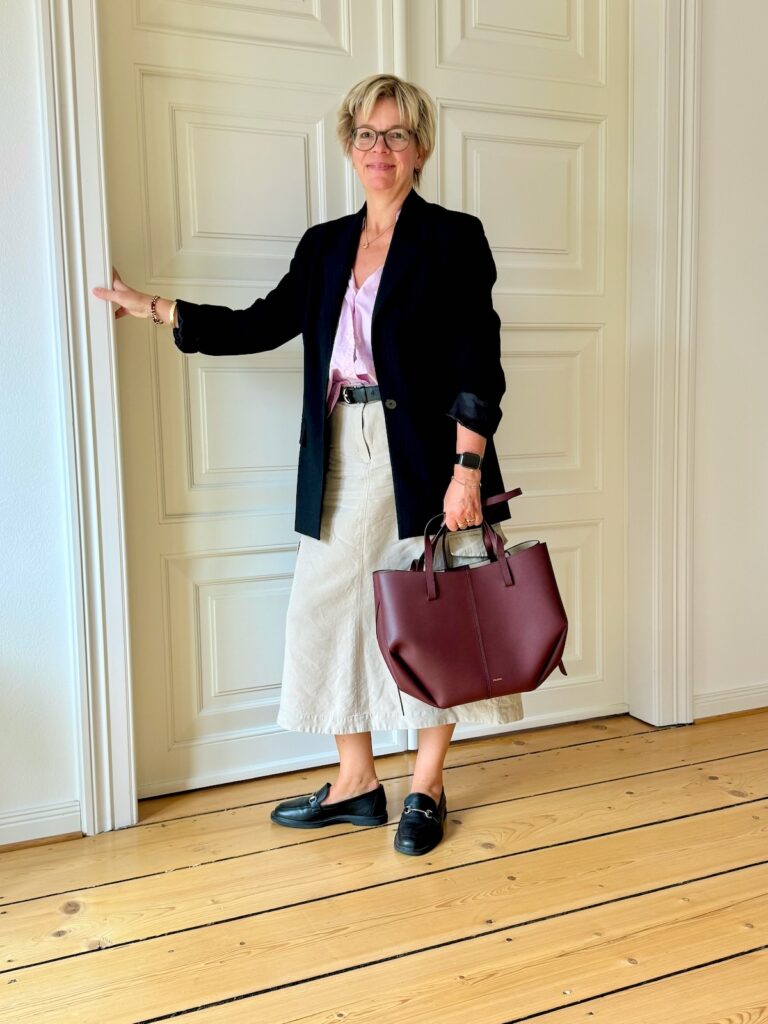Outfitinspirationen-Übergangslooks-zwischen Sommer und Herbst-lifewithaglow-Cargorock beige-Bluse pink-Blazer Pinstripes blau- Loafer schwarz Outfitinspirationen-Übergangslooks-zwischen Sommer und Herbst-lifewithaglow-Cargorock beige-Bluse pink-Blazer Pinstripes blau- Loafer schwarz