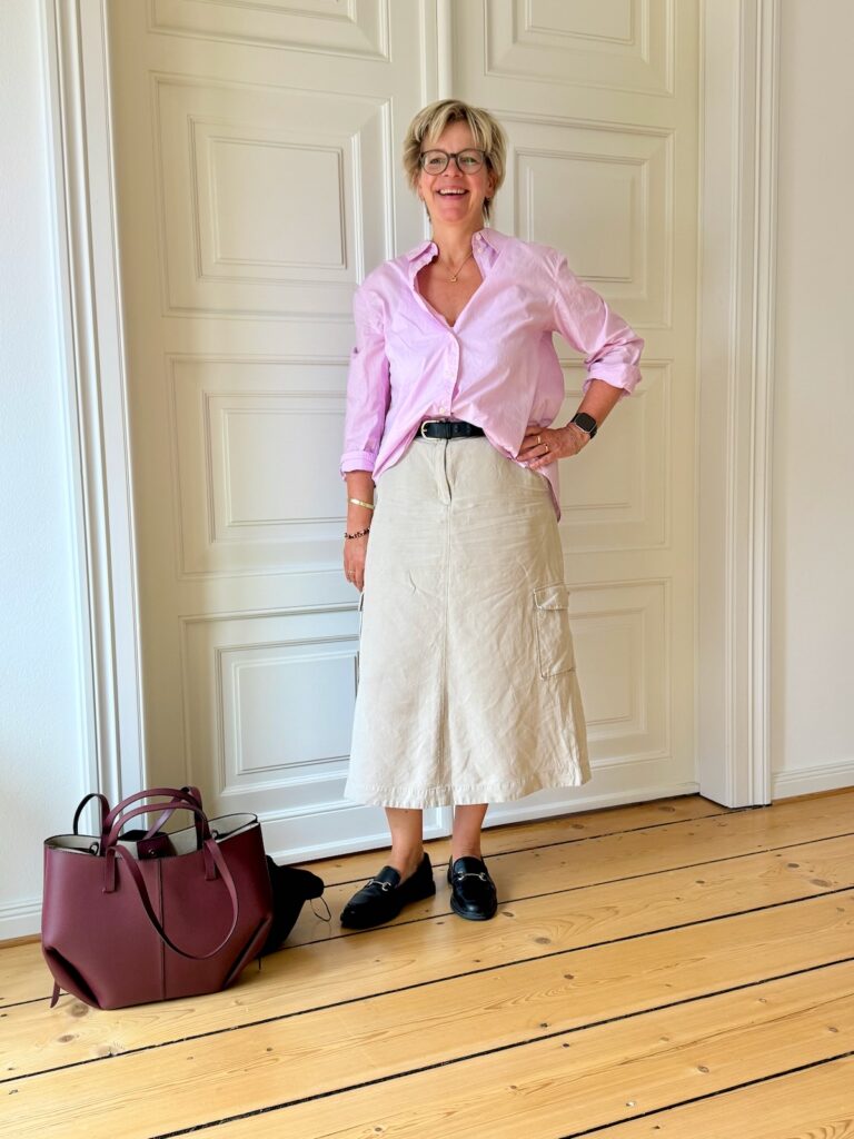 Outfitinspirationen-Übergangslooks-zwischen Sommer und Herbst-lifewithaglow-Cargorock beige-Bluse pink-Blazer Pinstripes blau- Loafer schwarz Outfitinspirationen-Übergangslooks-zwischen Sommer und Herbst-lifewithaglow-Cargorock beige-Bluse pink-Blazer Pinstripes blau- Loafer schwarz