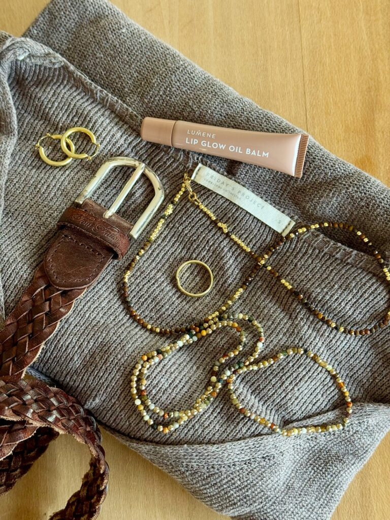 Outfitinspirationen-Übergangslooks-zwischen Sommer und Herbst-lifewithaglow-Cargorock beige-weißes T-Shirt- Pullover braun taupe-Blazer Pinstripes blau- Loafer braun-Armbänder Pera Schmuckmanufaktur Outfitinspirationen-Übergangslooks-zwischen Sommer und Herbst-lifewithaglow-Cargorock beige-weißes T-Shirt- Pullover braun taupe-Blazer Pinstripes blau- Loafer braun-Armbänder Pera Schmuckmanufaktur
