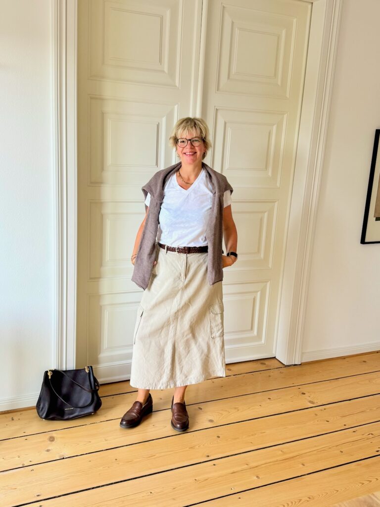 Outfitinspirationen-Übergangslooks-zwischen Sommer und Herbst-lifewithaglow-Cargorock beige-weißes T-Shirt- Pullover braun taupe-Blazer Pinstripes blau- Loafer braun-Armbänder Pera Schmuckmanufaktur Outfitinspirationen-Übergangslooks-zwischen Sommer und Herbst-lifewithaglow-Cargorock beige-weißes T-Shirt- Pullover braun taupe-Blazer Pinstripes blau- Loafer braun-Armbänder Pera Schmuckmanufaktur