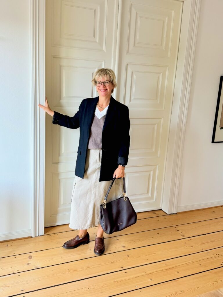 Cargorock im Herbst stylen-Transistional Look-mit Blazer Pullover und Loafern-lifewithaglow Cargorock im Herbst stylen-Transistional Look-mit Blazer Pullover und Loafern-lifewithaglow