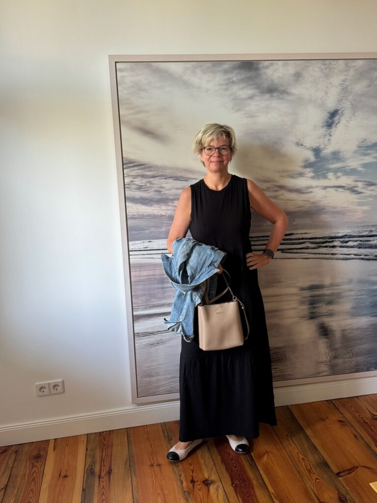 Transitional Outfit-Mein Volantkleid im Übergangslook gestylt-mit Jeansjacke-und Ballerinas-lifewithaglow Transitional Outfit-Mein Volantkleid im Übergangslook gestylt-mit Jeansjacke-und Ballerinas-lifewithaglow