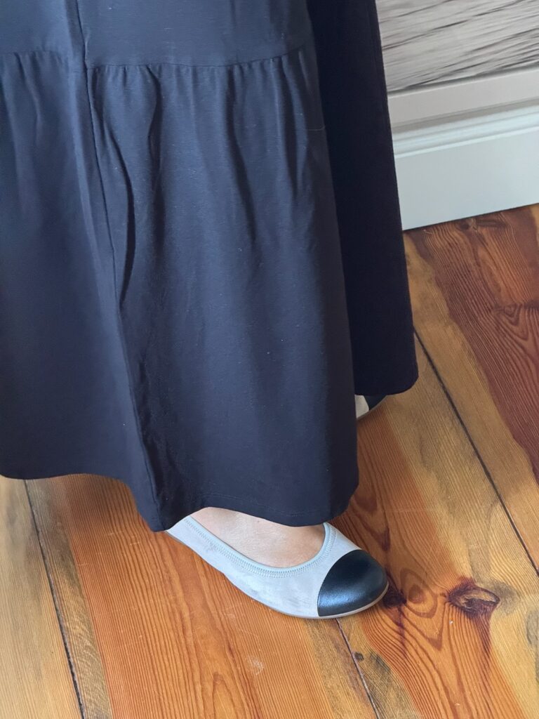 Transitional Outfit-Mein Volantkleid im Übergangslook gestylt-mit Jeansjacke-und Ballerinas-lifewithaglow Transitional Outfit-Mein Volantkleid im Übergangslook gestylt-mit Jeansjacke-und Ballerinas-lifewithaglow