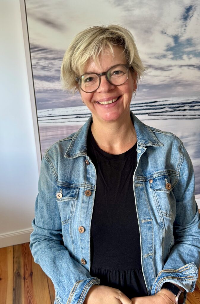 Transitional Outfit-Mein Volantkleid im Übergangslook gestylt-mit Jeansjacke-und Ballerinas-lifewithaglow Transitional Outfit-Mein Volantkleid im Übergangslook gestylt-mit Jeansjacke-und Ballerinas-lifewithaglow