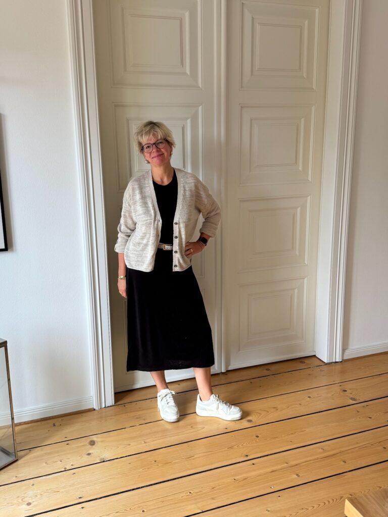 Transitional Looks-Übergangslooks-Noch nicht bereit für den Herbst-lifewithaglow-schwarzes Midisommrkleid mit Cardigan und Sneakern kombiniert Transitional Looks-Übergangslooks-Noch nicht bereit für den Herbst-lifewithaglow-schwarzes Midisommrkleid mit Cardigan und Sneakern kombiniert