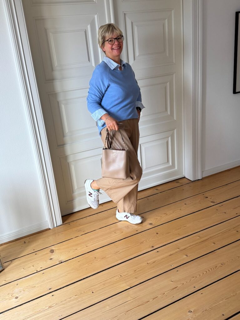 Transitional Looks-Übergangslooks-Noch nicht bereit für den Herbst-lifewithaglow-weite Hose beige mit mittelblauem Pullover und Sneakern Transitional Looks-Übergangslooks-Noch nicht bereit für den Herbst-lifewithaglow-weite Hose beige mit mittelblauem Pullover und Sneakern