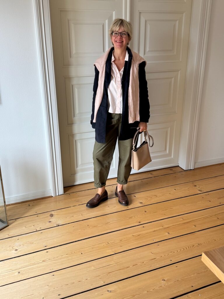 Transitional Looks-Übergangslooks-Noch nicht bereit für den Herbst-lifewithaglow-Barrel Leg oliv-Bluse apricot-Pullover apricot-braune Loafer-Trenchcoat Transitional Looks-Übergangslooks-Noch nicht bereit für den Herbst-lifewithaglow-Barrel Leg oliv-Bluse apricot-Pullover apricot-braune Loafer-Trenchcoat