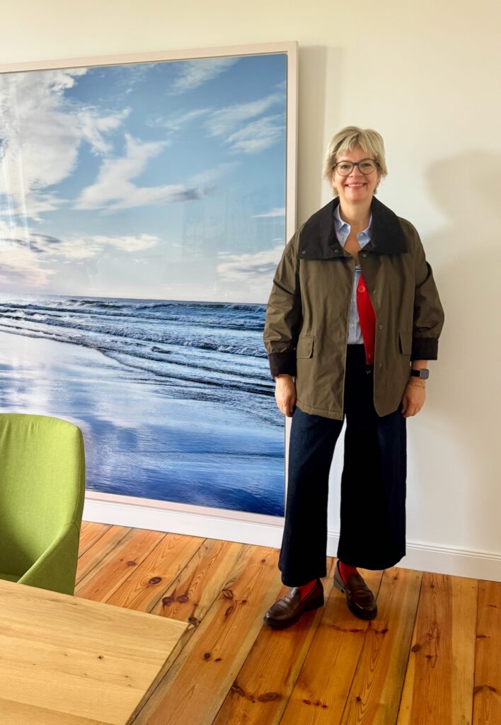 Herbstoutfit mit Wachsjacke-Rot und Jeans-lifewithaglow