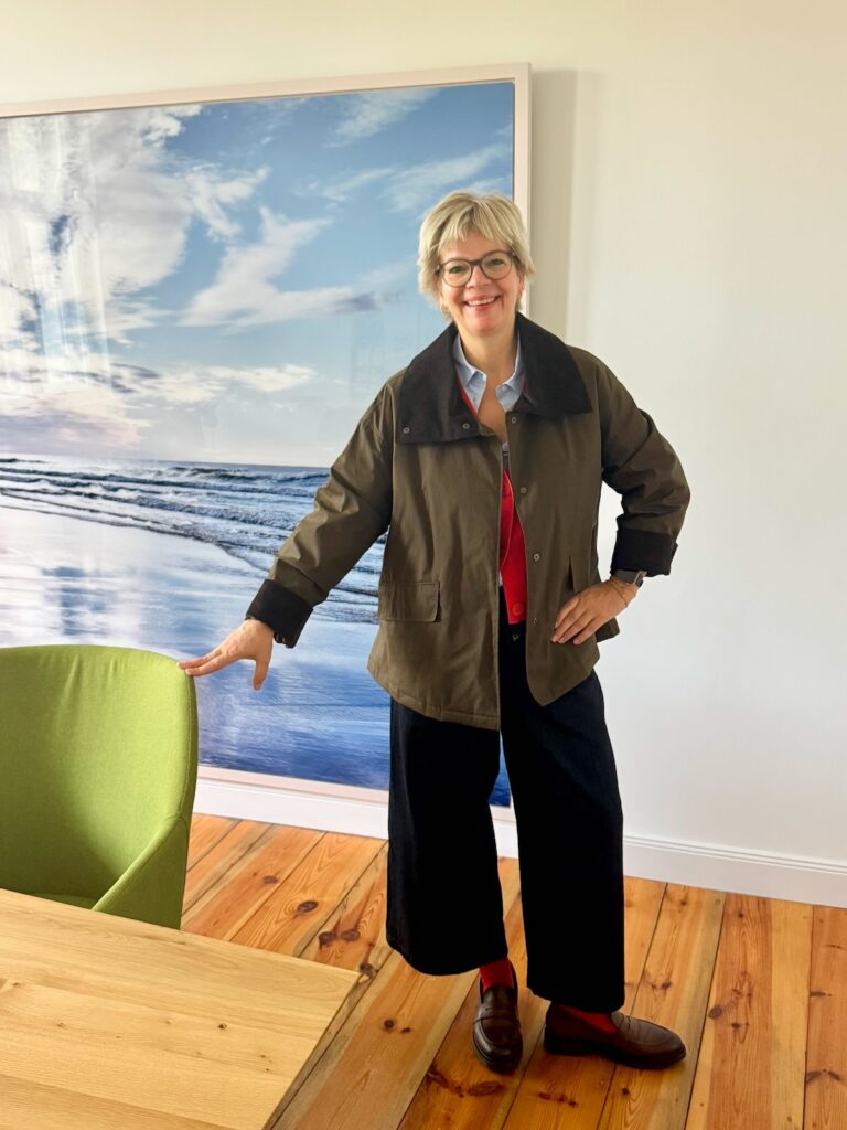 Herbstoutfit mit Wachsjacke-Rot und Jeans-lifewithaglow