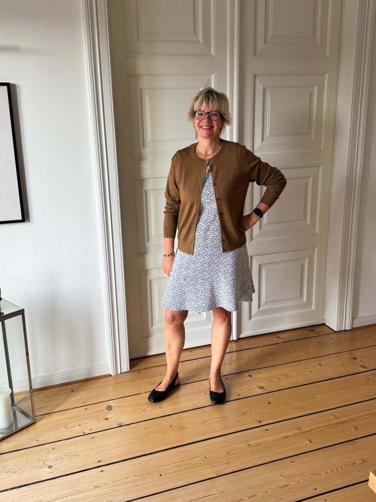 Outfitinspirationen 40. Wo 26-Herbst und Sommer-lifewithaglow-Sommerkleid blau weiß geblümt-Cadigan Zimt-Slingbacks Outfitinspirationen 40. Wo 26-Herbst und Sommer-lifewithaglow-Sommerkleid blau weiß geblümt-Cadigan Zimt-Slingbacks