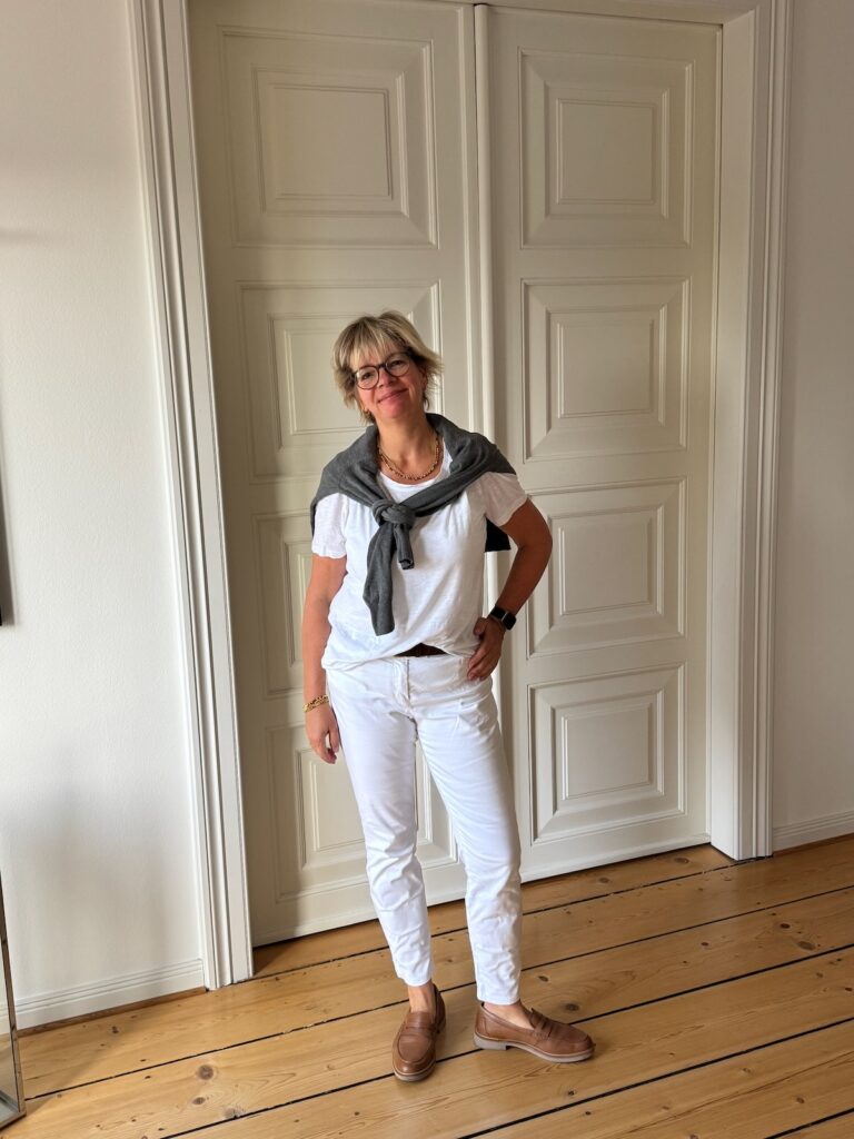 Outfitinspirationen 40. Wo 26-Herbst und Sommer-lifewithaglow-weiße Hose-weißes T-Shirt-grauer Cardigan-Loafer Camel Outfitinspirationen 40. Wo 26-Herbst und Sommer-lifewithaglow-weiße Hose-weißes T-Shirt-grauer Cardigan-Loafer Camel