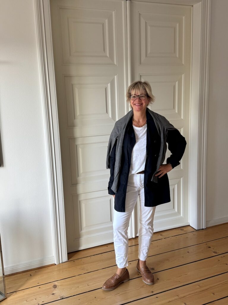 Outfitinspirationen 40. Wo 26-Herbst und Sommer-lifewithaglow-weiße Hose-weißes T-Shirt-grauer Cardigan-Loafer Camel Outfitinspirationen 40. Wo 26-Herbst und Sommer-lifewithaglow-weiße Hose-weißes T-Shirt-grauer Cardigan-Loafer Camel