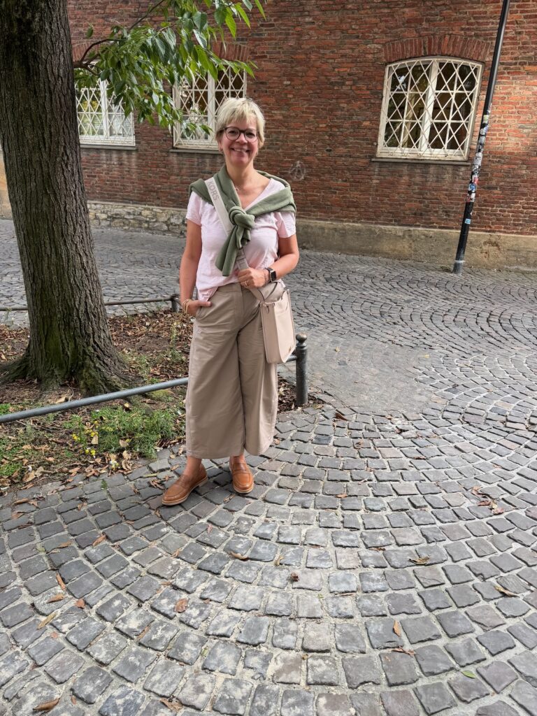 Outfitinspirationen 40. Wo 26-Herbst und Sommer-lifewithaglow-beige Hose-rosa T-Shirt-oliv Pulli-Loafer Camel Outfitinspirationen 40. Wo 26-Herbst und Sommer-lifewithaglow-beige Hose-rosa T-Shirt-oliv Pulli-Loafer Camel