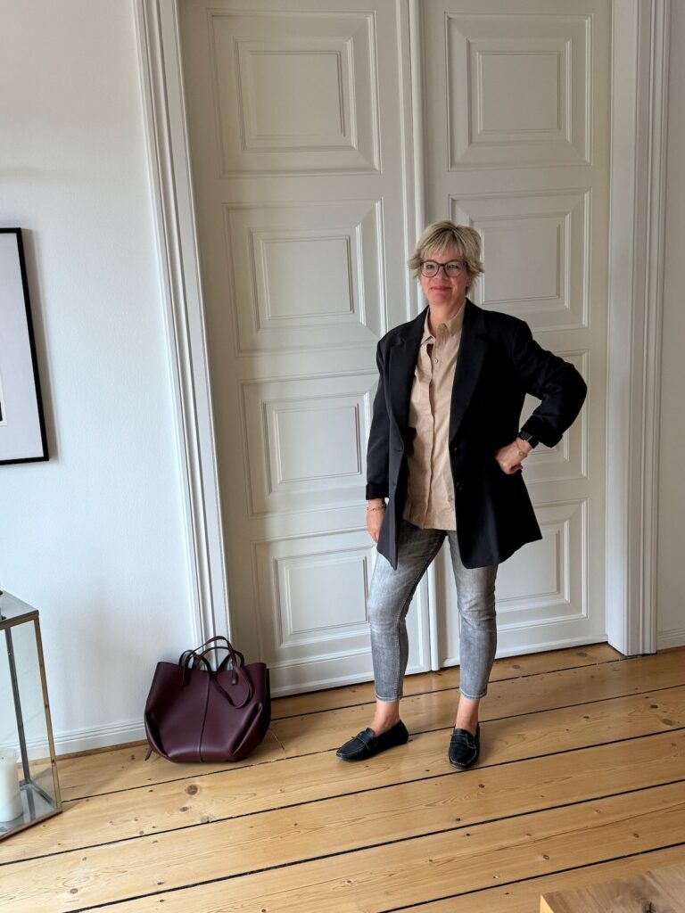 Outfitinspirationen 40. Wo 26-Herbst und Sommer-lifewithaglow-graue Skinny Jeans- Hemd dunkelbeige-Mokassins schwarz-grauer Blazer-Armbänder Pera Schmuckmanufaktur Outfitinspirationen 40. Wo 26-Herbst und Sommer-lifewithaglow-graue Skinny Jeans- Hemd dunkelbeige-Mokassins schwarz-grauer Blazer-Armbänder Pera Schmuckmanufaktur