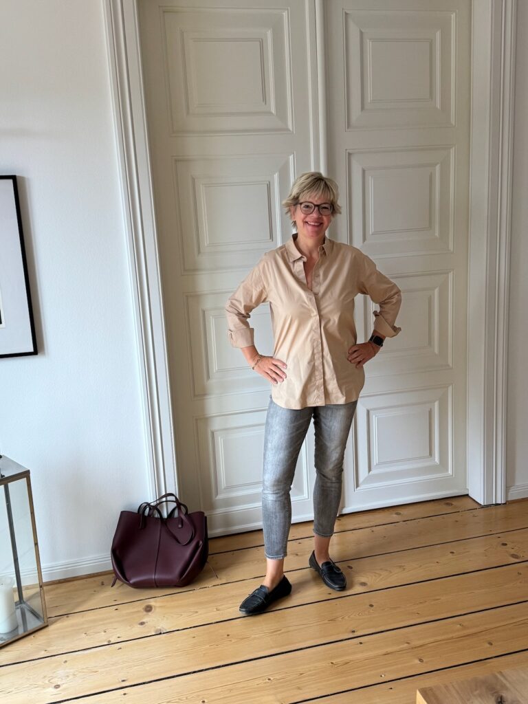 Outfitinspirationen 40. Wo 26-Herbst und Sommer-lifewithaglow-graue Skinny Jeans- Hemd dunkelbeige-Mokassins schwarz-grauer Blazer-Armbänder Pera Schmuckmanufaktur Outfitinspirationen 40. Wo 26-Herbst und Sommer-lifewithaglow-graue Skinny Jeans- Hemd dunkelbeige-Mokassins schwarz-grauer Blazer-Armbänder Pera Schmuckmanufaktur